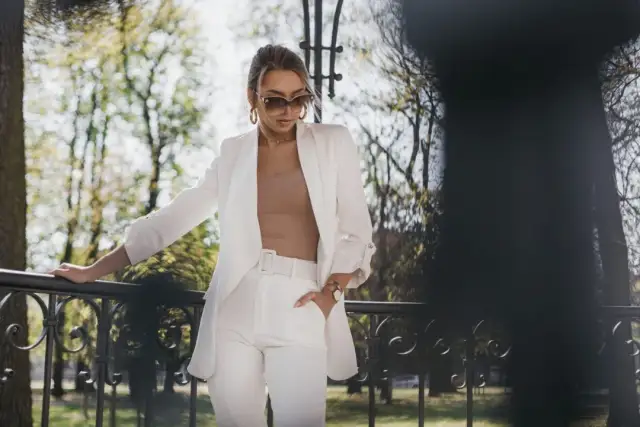 Jaka bluzka do białego garnituru? Stwórz idealny look na każdą okazję.