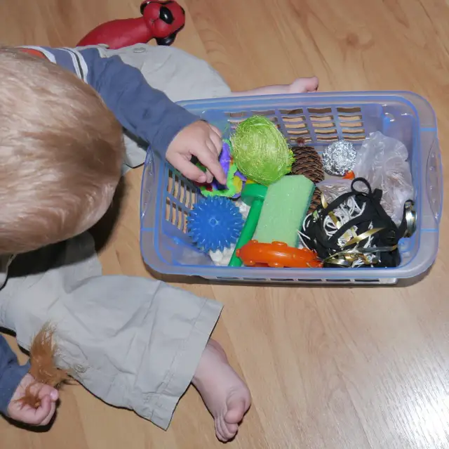 Jak stworzyć pudełko sensoryczne DIY, które rozweseli Twoje dziecko