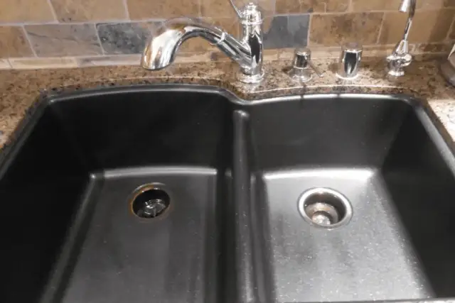 Czarny zlew z konglomeratu: Jak usunąć kamień i plamy?