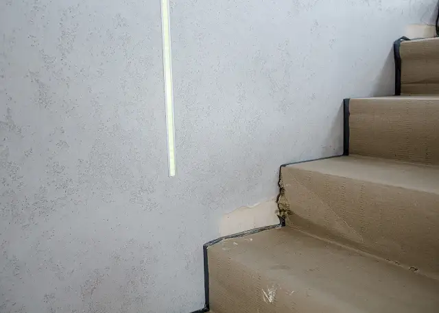 Beton dekoracyjny na ścianę: Jak zrobić? Uniknij błędów!