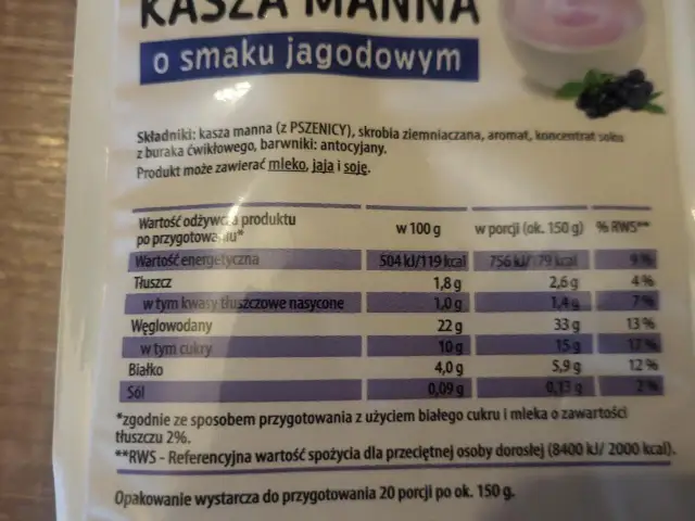 Opakowanie kaszy manny o smaku jagodowym z tabelą wartości odżywczych i ilustracją jagód.