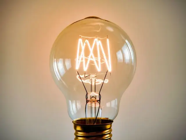 Ile prądu pobiera żarówka 100w? Zaskakujące koszty energii