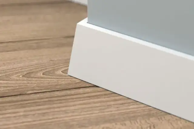 Białe listwy przypodłogowe - nowoczesność i elegancja w Twoim wnętrzu