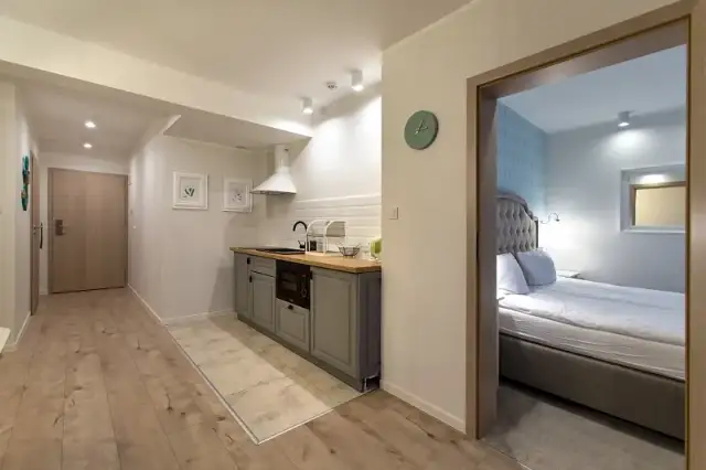 Czy pasek pod sufitem jest modny? Odkryj trendy w aranżacji wnętrz