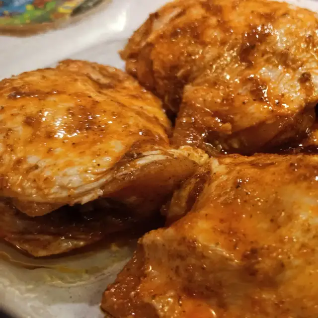 Ile czasu piec udka z kurczaka, aby były soczyste i aromatyczne?