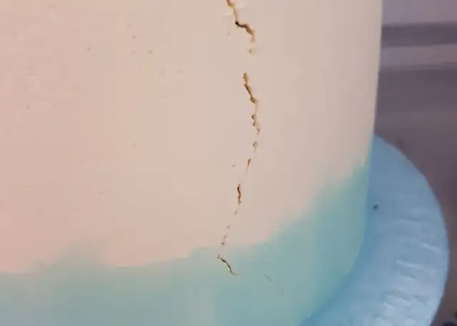 Dlaczego tynk na torcie pęka? Oto najczęstsze przyczyny i rozwiązania