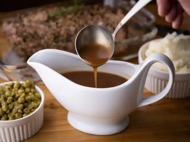 Sos zbyt rzadki? Odparuj wodę i zagęść jak szef kuchni!