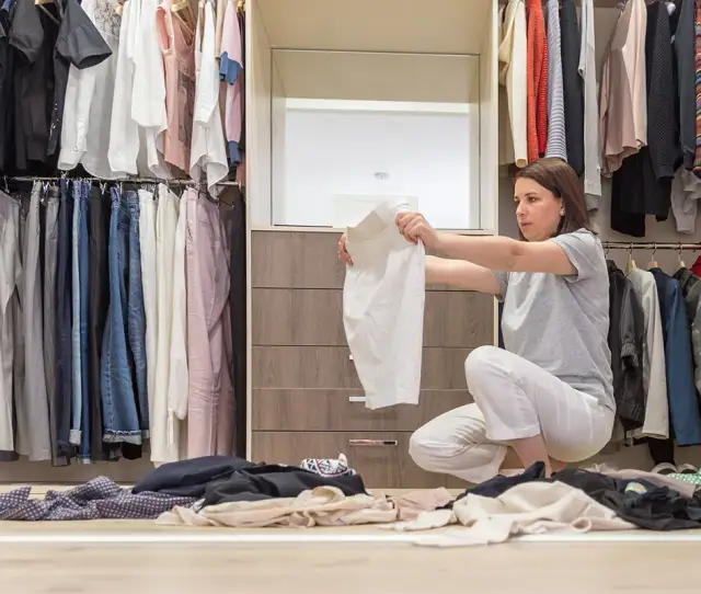 Jak składać swetry, żeby zajmowały mało miejsca - sprawdzone sposoby