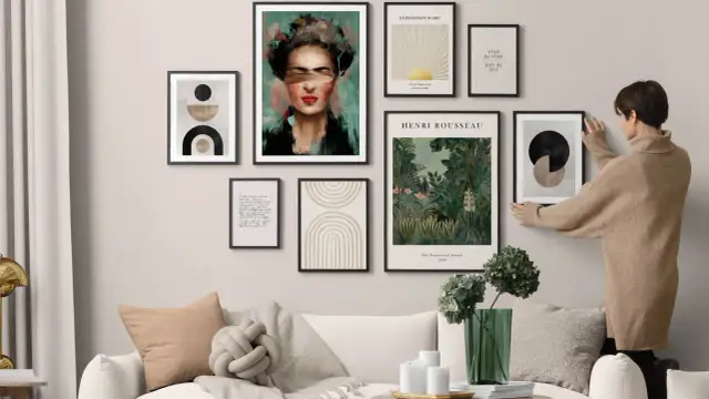 Jak ułożyć zdjęcia na ścianie? Stwórz galerię marzeń!