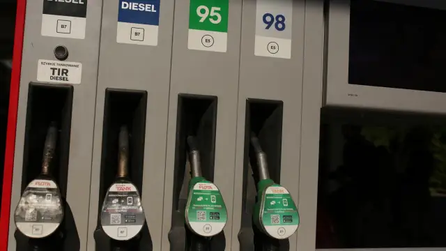 Dwa dystrybutory paliwa z różnymi rodzajami paliwa: Diesel, 95 i 98.