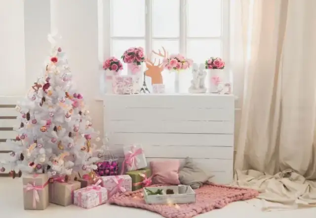 Biała choinka jakie ozdoby - najpiękniejsze inspiracje dekoracyjne