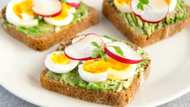 Awokado z jajkiem: prawdziwa kaloryczna bomba czy fit posiłek?