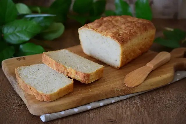 Chleb na maślance: Jak upiec wilgotny bochenek, który nie czerstwieje?