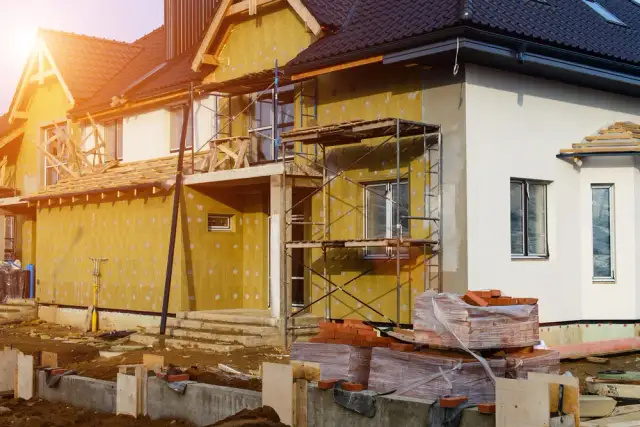 Co wchodzi w skład elewacji budynku? Kluczowe elementy i materiały