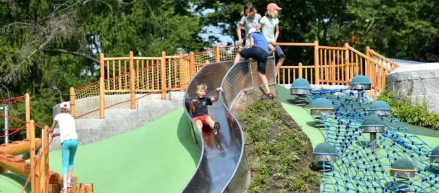 Plac zabaw Park Ujazdowski: Godziny, dostępność i atrakcje 2025