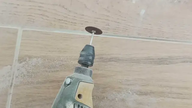 Jak wyskrobać fugę skutecznie i bez uszkodzenia płytek