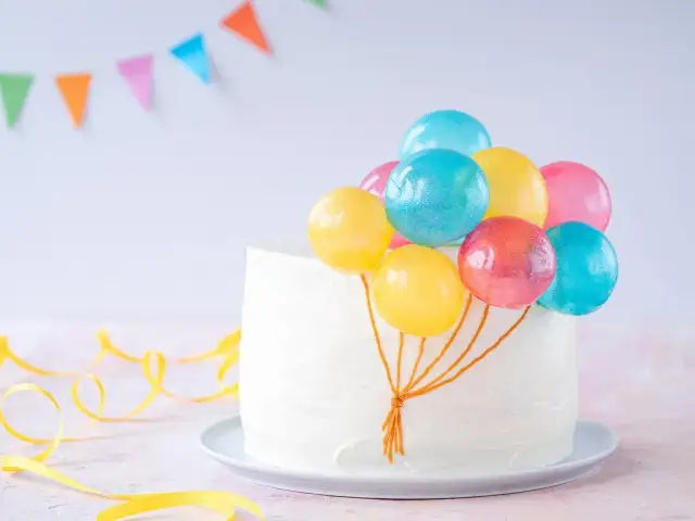 Z czego zrobić ozdoby na tort? Odkryj najlepsze materiały i pomysły