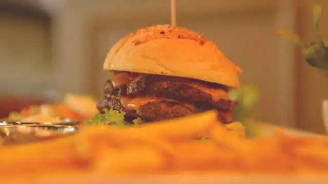 Czy jedzenie mięsa w piątek to grzech? Odkryj, co mówi Kościół