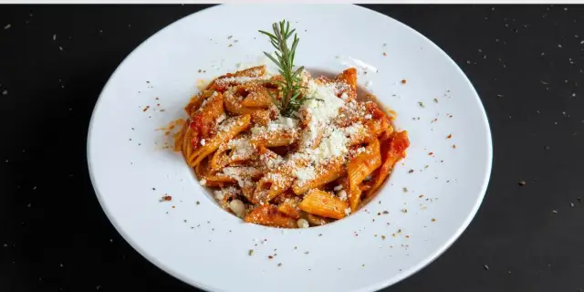 Penne arabiata przepis – prosty sposób na pikantne włoskie danie