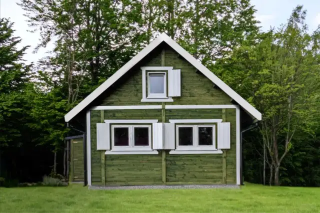 Na jaki kolor pomalować domek na działce, by zachwycał każdego dnia?