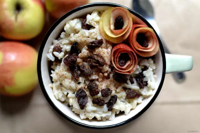 Ryż dla niemowlaka: Jaki wybrać i jak bezpiecznie podawać? Poradnik