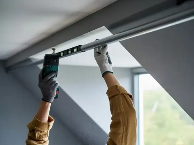 Na jakiej wysokości karnisz? Oto jak uniknąć błędów przy montażu