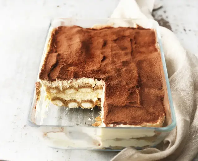 Nie daj się zwieść trudnym przepisom - tiramisu w dużej blaszce łatwo!