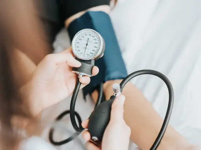 Czy alkohol podnosi ciśnienie krwi? Poznaj fakty i ryzyka