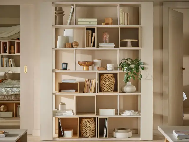 Sekrety pięknej półki w salonie: co postawić, by zachwycała?