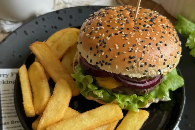 Perfekcyjny burger: ile smażyć, by był soczysty? Poradnik