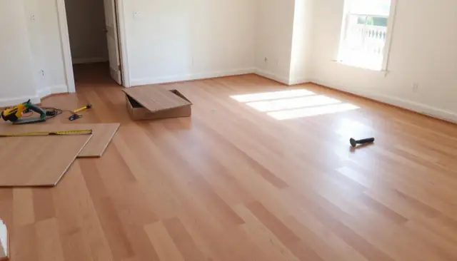 Jak układać panele podłogowe względem drzwi, aby uniknąć błędów