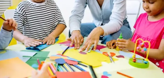 Ile zarabia pomoc nauczyciela w przedszkolu? Zaskakujące różnice!