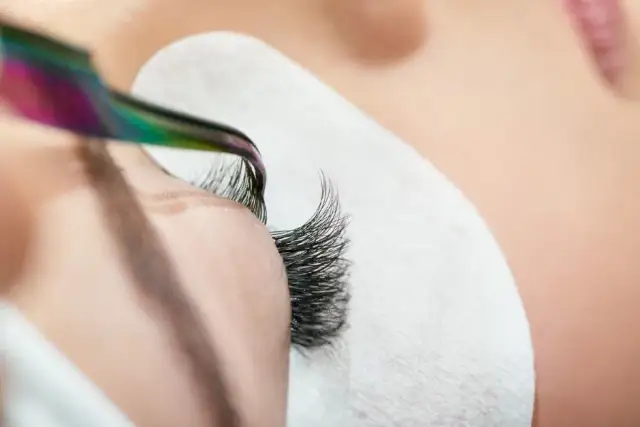 Ile kosztują rzęsy 3D? Ceny i ukryte koszty, które musisz znać
