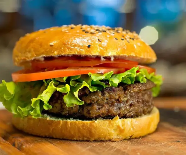 Skąd pochodzą hamburgery? Zaskakująca historia ich ewolucji