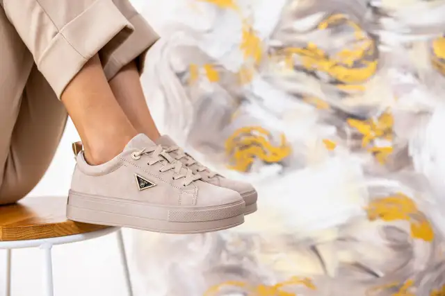 Idealne buty do szerokich spodni 3/4 to beżowe sneakersy na grubej podeszwie.