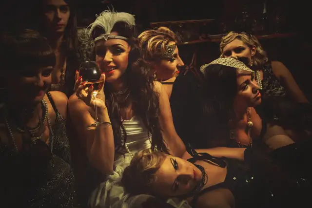 Impreza w stylu lat 40.: Przewodnik po modzie, muzyce i menu retro