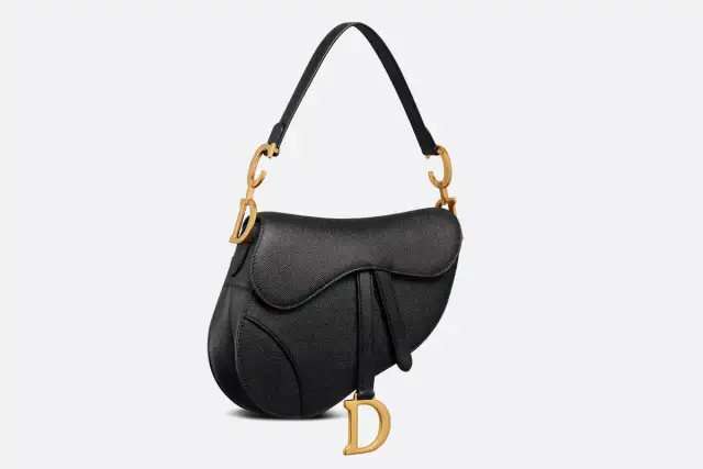Elegancka, czarna torebka Dior Saddle z charakterystycznym zapięciem i złotym logo "D".