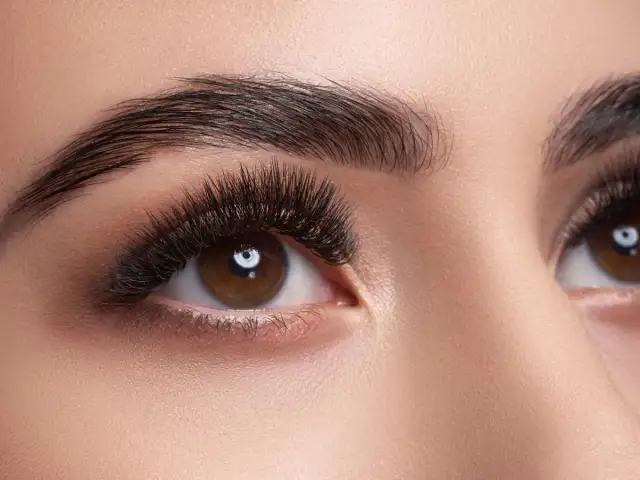 Rzęsy Kim Kardashian: Efekt, cena, pielęgnacja. Wszystko, co musisz wiedzieć