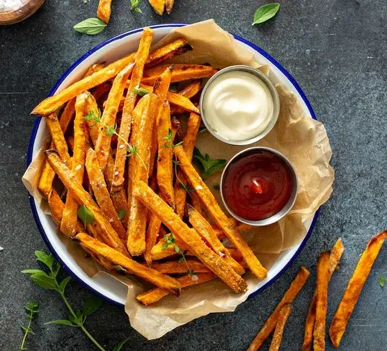 Zdrowe frytki: Chrupiące alternatywy bez smażenia (przepisy)