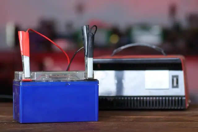 Jak długo ładuje się akumulator prostownikiem? Sprawdź, zanim naładujesz