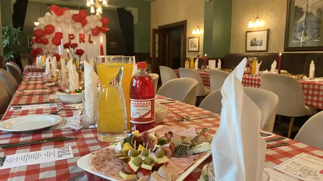 Impreza w stylu PRL kuchnia: Smaki, które przeniosą Cię w czasie