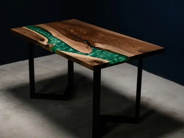 Jak zrobić stół z drewna i żywicy epoksydowej - krok po kroku bez błędów