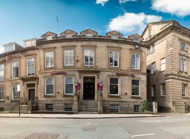 Czym się różni hotel od hostelu? Kluczowe różnice, które musisz znać