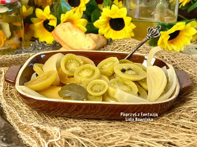 Sałatka z zielonych pomidorów na zimę: Chrupiąca i bez goryczki!