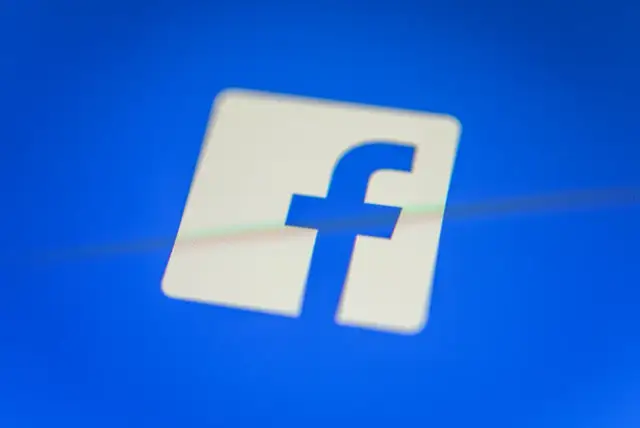 Logo Facebooka na niebieskim tle.