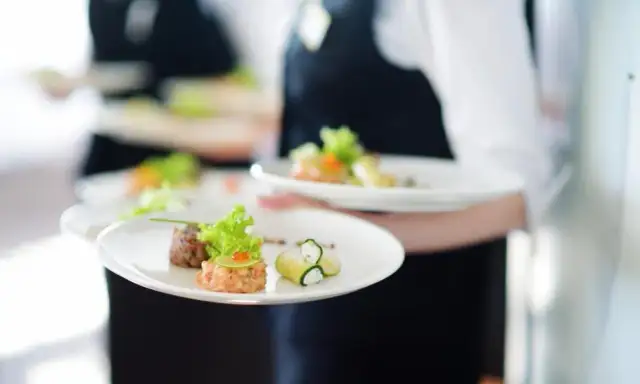 Jak otworzyć catering w domu? Sanepid, koszty i sukces!