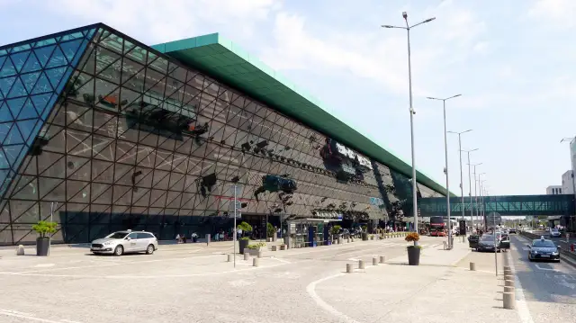 Nowoczesny terminal lotniska w Krakowie. Odpowiedź na pytanie, ile jest lotnisk w Krakowie, brzmi: jedno.