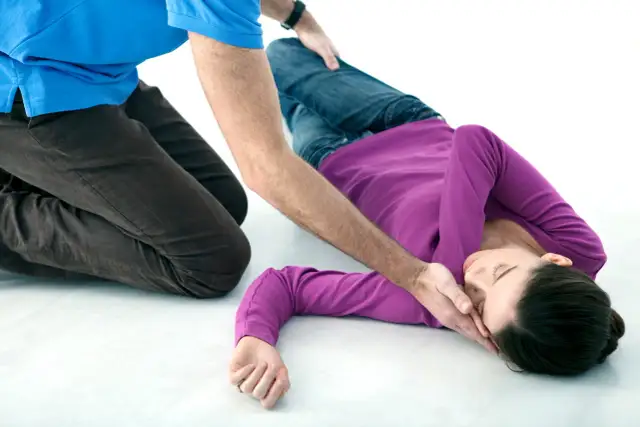 Pozycja bezpieczna: Kiedy ratuje życie, a kiedy szkodzi?