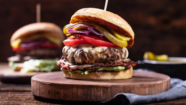 Jakie dodatki do burgera? Przepisy na sosy i pyszne kompozycje.