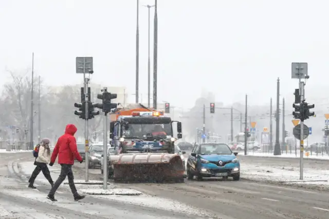 Kto odśnieża chodnik przy drodze powiatowej? Sprawdź swoje obowiązki